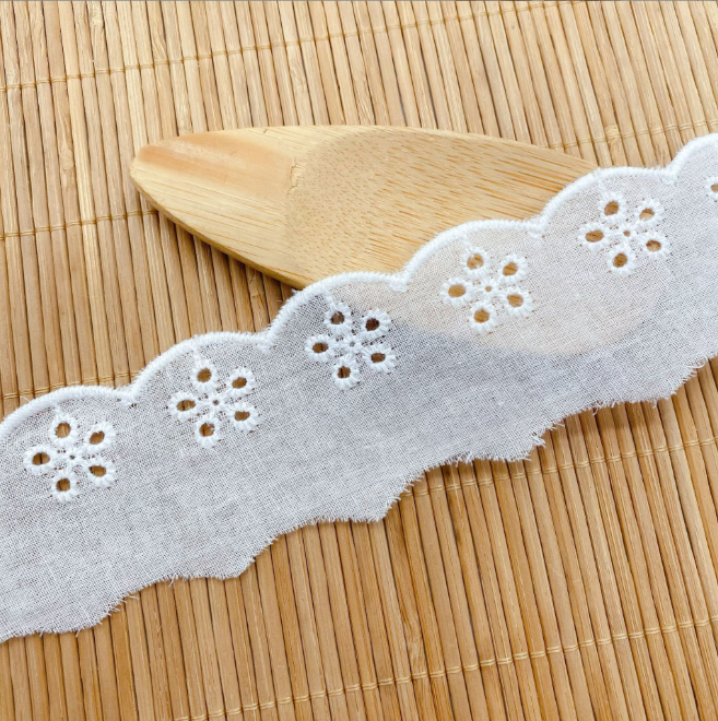 Quality Vintage Cotton Lace Trim with Scalloped Edge and Middle East Design for Apparel and Home Textile factory