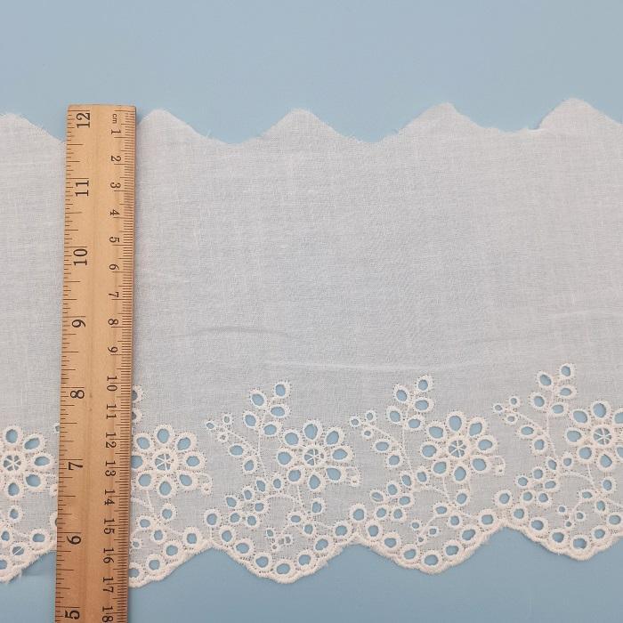 Quality White Cotton Cutwork Lace Trim with Scalloped Edge and Floral Pattern for Clothing Sewing Accessories factory