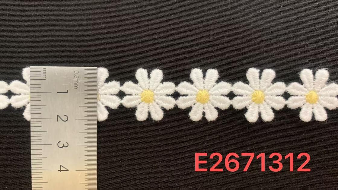 Quality 2cm Width Milk Yarn Water Soluble Lace Trim with Lovely Daisy Motif and Yellow Center for Kids Wear and Handmade Craft factory