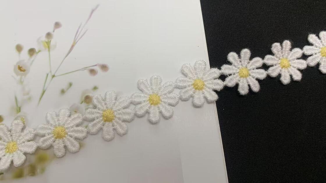 Quality 2cm Width Milk Yarn Water Soluble Lace Trim with Lovely Daisy Motif and Yellow Center for Kids Wear and Handmade Craft factory