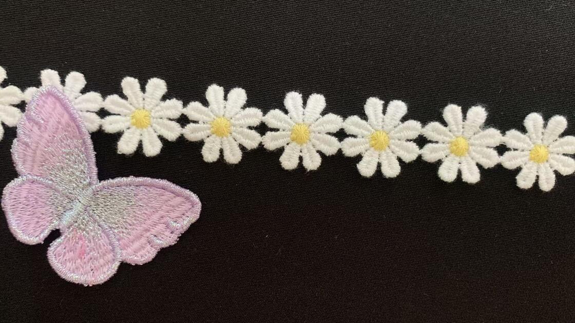 Quality 2cm Width Milk Yarn Water Soluble Lace Trim with Lovely Daisy Motif and Yellow Center for Kids Wear and Handmade Craft factory