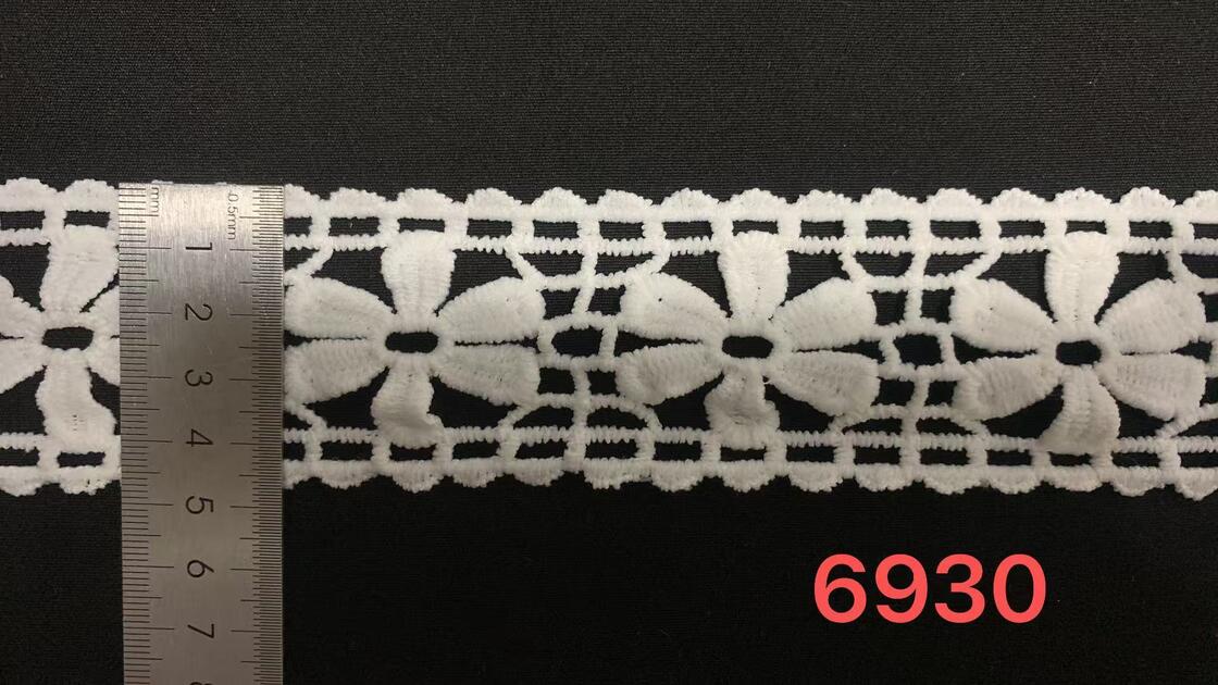 Quality 4.5cm Width Milk Yarn Lace Trim with Big Floral Motif and Neat Scallop Edge for Garment Decoration factory