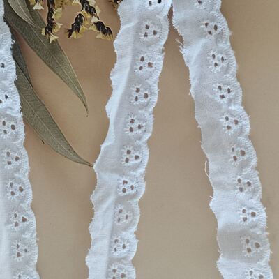 Quality 100% Cotton 2cm Chicken Embroidery Lace Trim with Vintage Sexy Design Water Soluble for Children's Garments factory