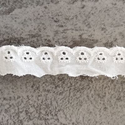 Quality 100% Cotton 2cm Chicken Embroidery Lace Trim with Vintage Sexy Design Water Soluble for Children's Garments factory