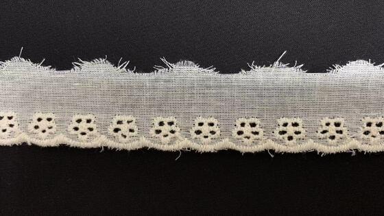 Quality Vintage Cotton Lace Trim with Scalloped Edge and Middle East Design for Apparel and Home Textile factory