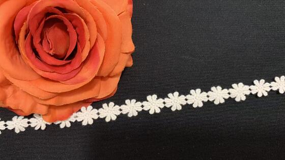 Quality 100% Cotton Embroidered Lace Trim with Scalloped Edge and Customizable Length for Wedding Dresses factory