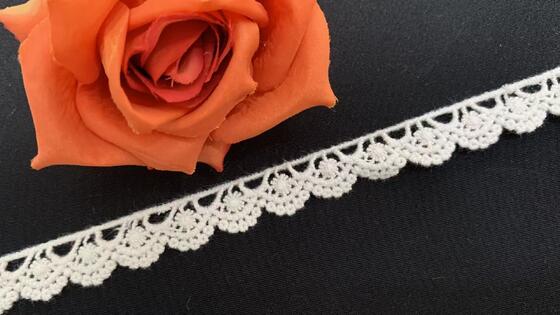 Quality 1.5cm Cotton Water Soluble Lace Trim with Continuous Scallop Petal Motif and Soft Matte Finish for Garment Embellishment factory