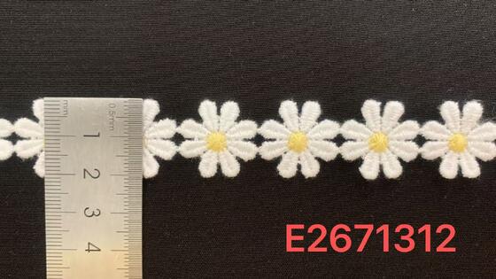 Quality 2cm Width Milk Yarn Water Soluble Lace Trim with Lovely Daisy Motif and Yellow Center for Kids Wear and Handmade Craft factory