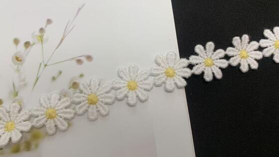 Quality 2cm Width Milk Yarn Water Soluble Lace Trim with Lovely Daisy Motif and Yellow Center for Kids Wear and Handmade Craft factory