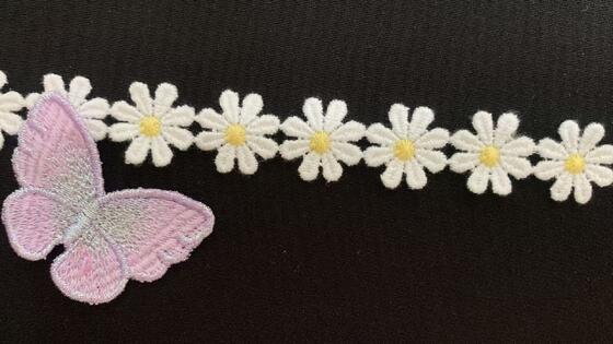 Quality 2cm Width Milk Yarn Water Soluble Lace Trim with Lovely Daisy Motif and Yellow Center for Kids Wear and Handmade Craft factory
