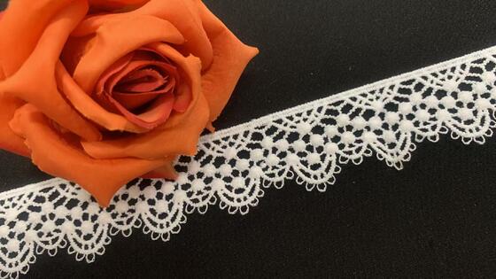 Quality 3cm Width Milk Yarn Lace Trim with Scalloped Border and Open-weave Design for Garment Decoration factory