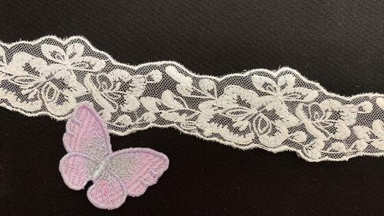 Quality 4cm Width Milk Yarn Lace Trim with Continuous Floral Pattern and Wavy Edge for Garment Trimming factory