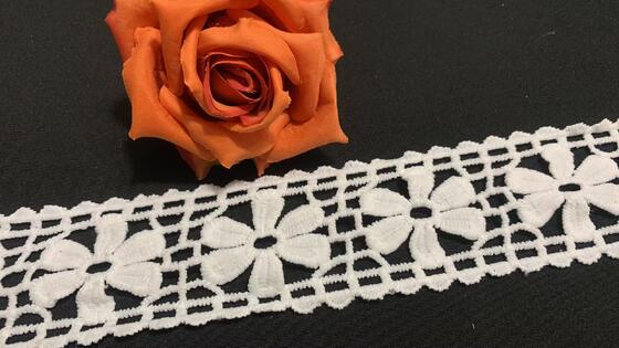 Quality 4.5cm Width Milk Yarn Lace Trim with Big Floral Motif and Neat Scallop Edge for Garment Decoration factory